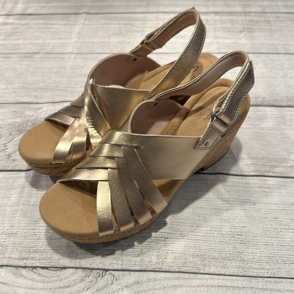 Women’s Clark’s Giselle Glow rose gold platform sandals size 9.5